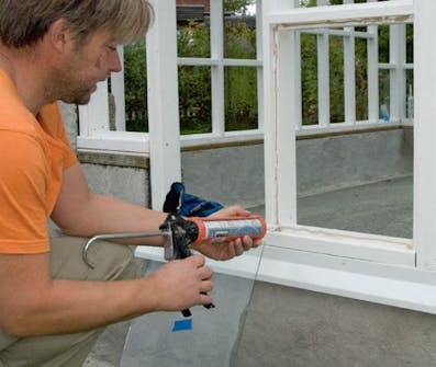 Kit i falsen på orangeri Der lægges en strimmel kit i falsen på orangeri